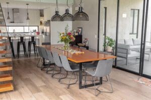 Mesa para comedor, sillas de metal y tela para sala.