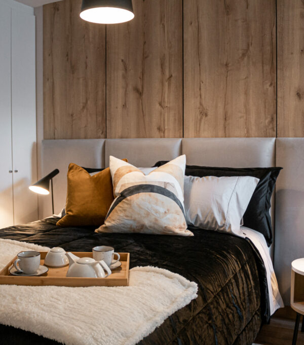 Diseño de interiores, recamara decorada con lámpara de mesa y buro