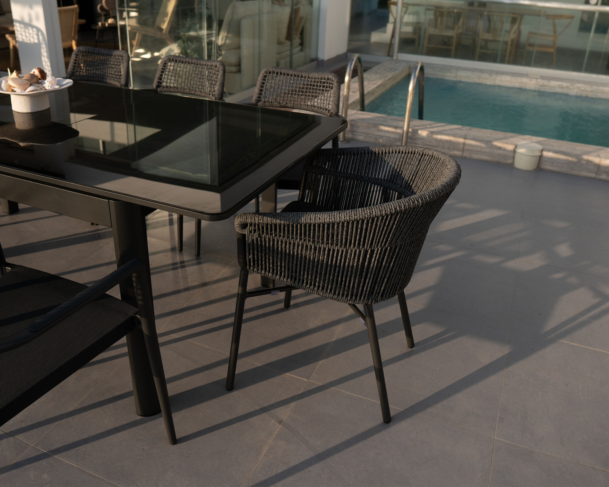 Silla De Terraza Color Negro Con Estructura De Aluminio Y Cuerdas De Nylon Silla De Terraza Color Negro Con Estructura De Aluminio Y Cuerdas De Nylon